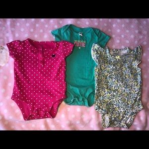 Pack of 3 Carter’s girls 6 month onesies 💕☘️